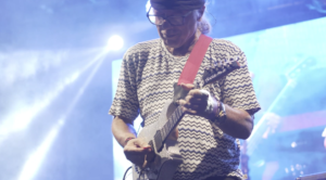 Aroldo Macedo tocando no Brasil Guitarras Especial Guitarras Bahia